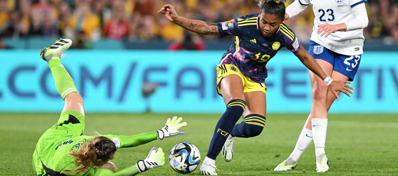 La pelota que soltó la portera colombiana Catalina Pérez y que facilitó el gol del empate de Inglaterra. 