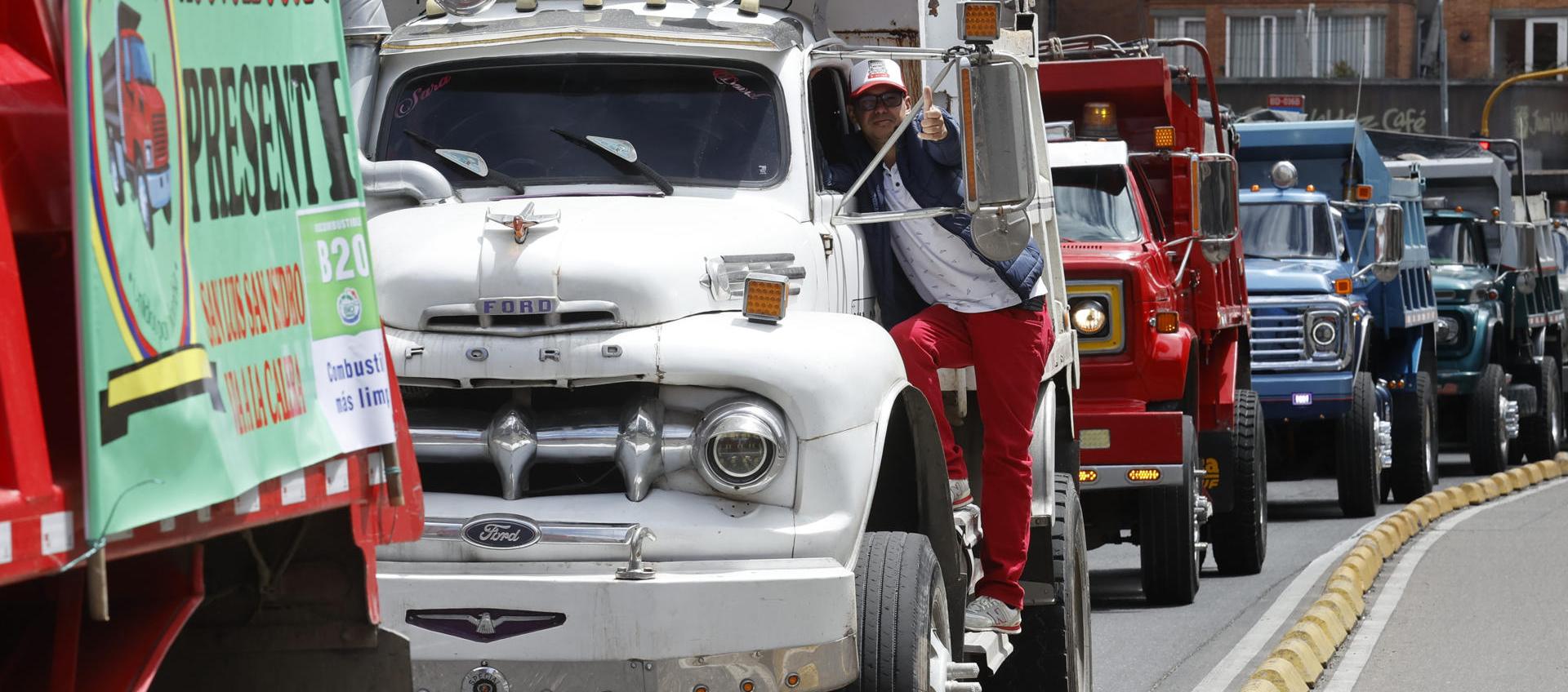 Conductores de camión se manifiestan contra el alza de los precios del combustible.