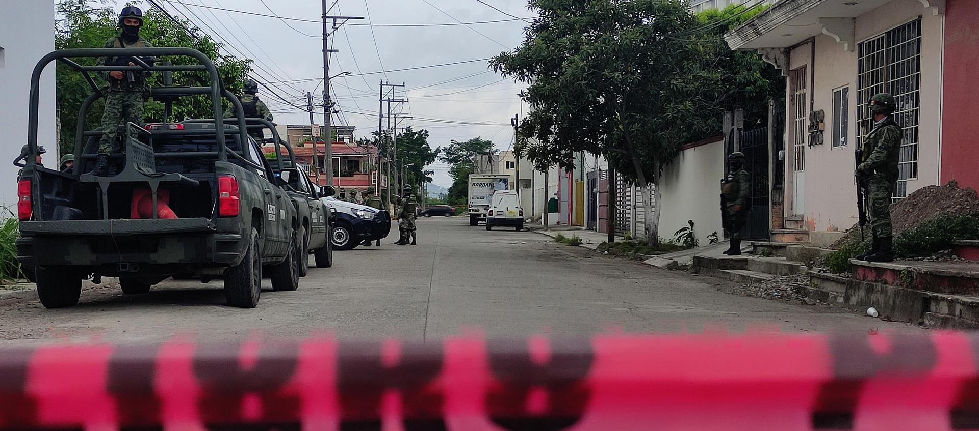 El Ejército vigila la zona en donde se localizaron varios cuerpos desmembrados, en Poza Rica, estado de Veracruz.