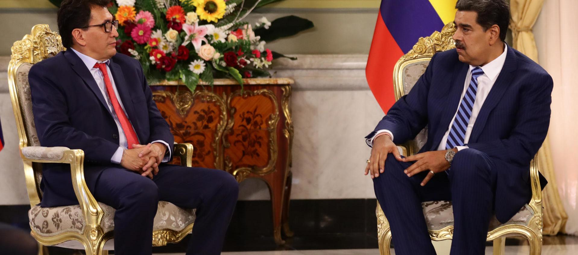 El presidente de Venezuela Nicolás Maduro habla con el nuevo embajador de Colombia en Venezuela Milton Rengifo