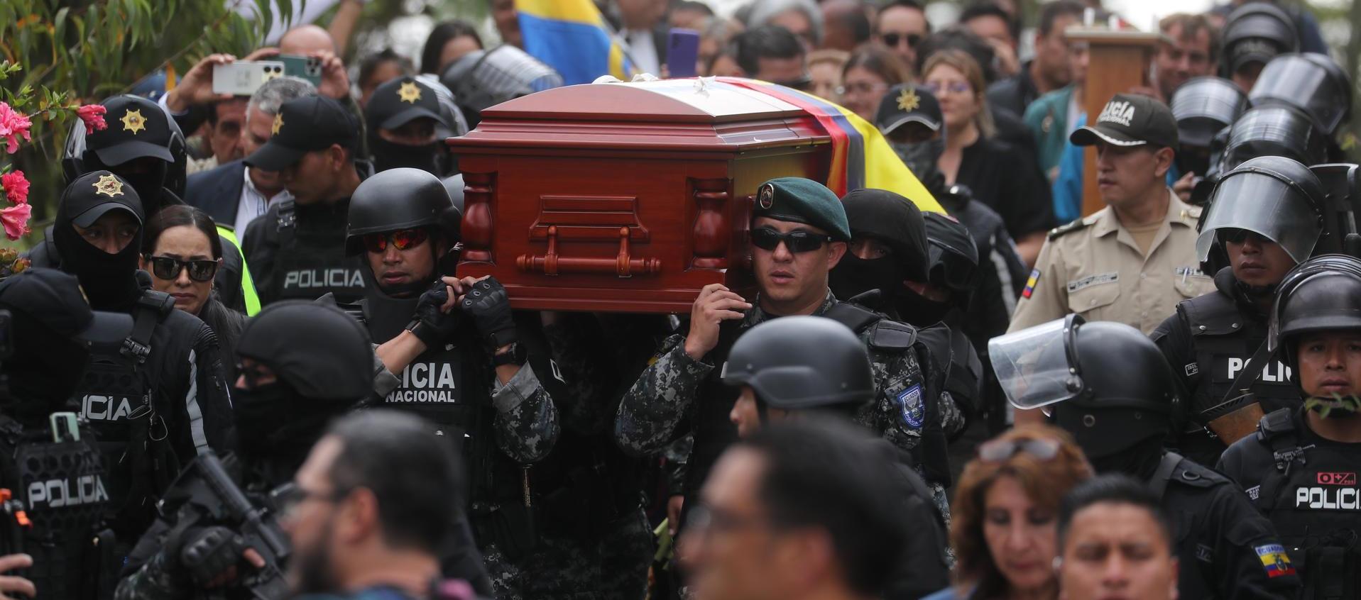 Miembros de la Policía cargan el féretro del candidato presidencial Fernando Villavicencio rumbo a su sepelio en Quito