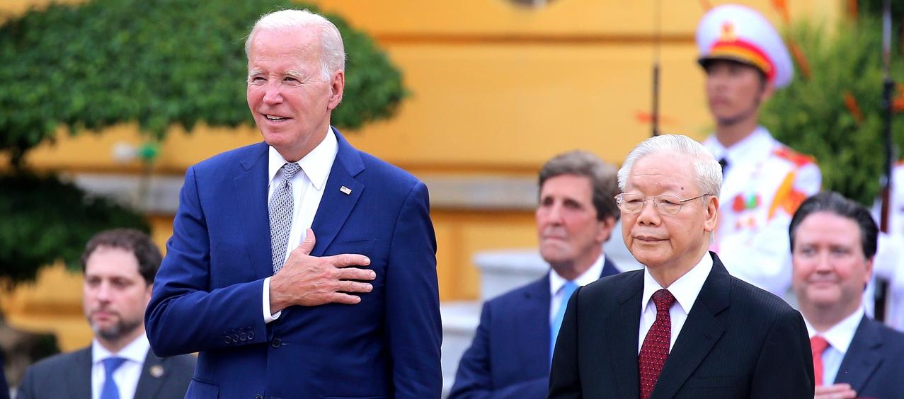 El presidente de Estados Unidos, Joe Biden, y el secretario general del Partido Comunista de Vietnam, Nguyen Phu Tron.
