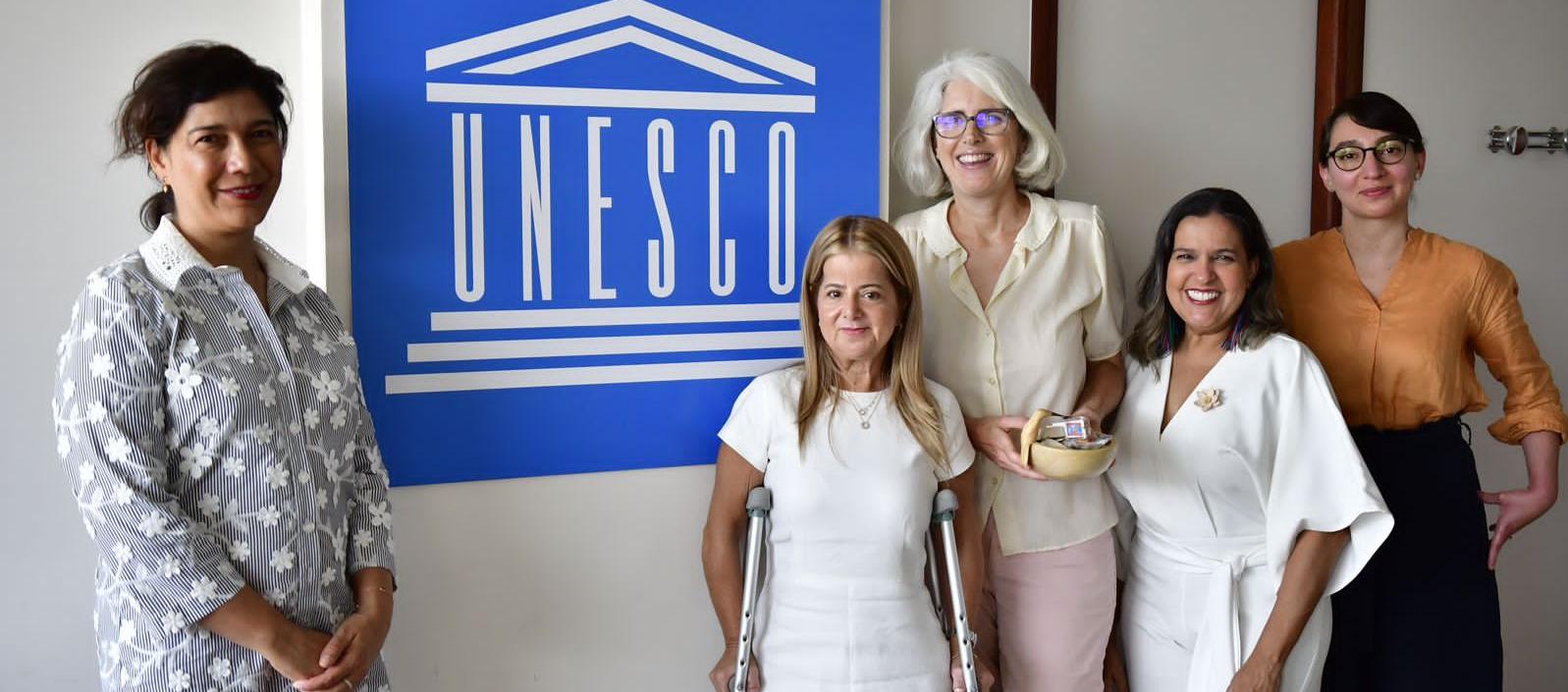 La Gobernadora del Atlántico Elsa Noguera con su Secretaria de Cultura Diana Acosta con directivos de la Unesco.