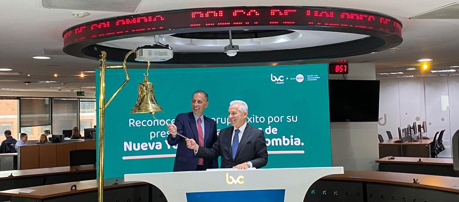 Dos de los directivos del Grupo Éxito, en el toque de campana en la Bolsa de Valores de Colombia