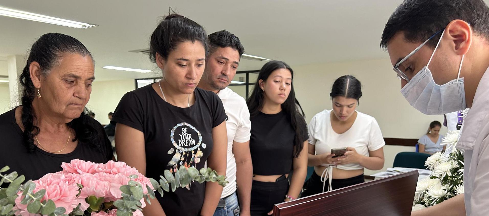 Familiares de Francisco Javier González Parra durante la ceremonia de entrega de sus restos.