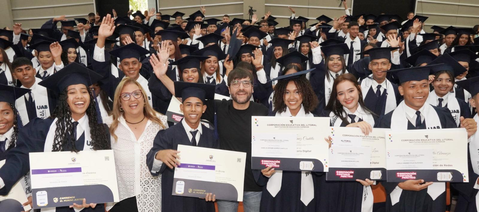 La promoción completa de graduados por Universidad al Barrio.