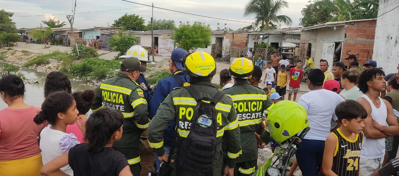 Unidades de la Policía de Rescate en búsqueda del hombre y el niño.