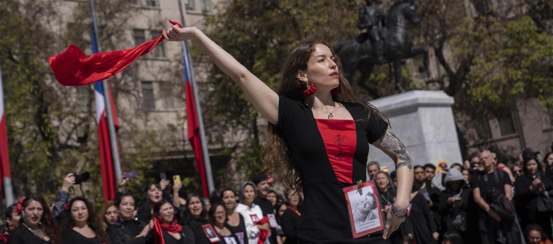  Mujeres bailan una variación de la cueca tradicional creada por la Agrupación de Familiares de Detenidos Desaparecidos, en conmemoración de los 50 años del golpe de Estado en Chile