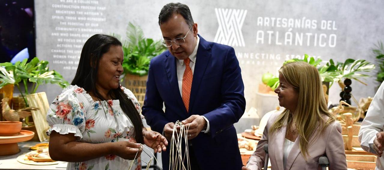 Alfonso Prada, embajador de Colombia en Francia, contemplando las artesanías del Atlántico.