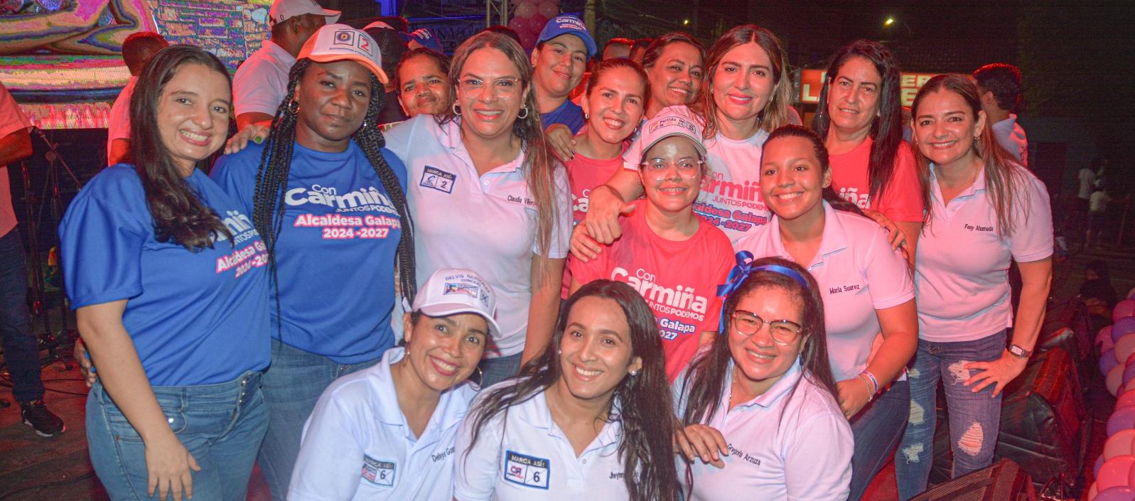 La candidata a la Alcaldía de Galapa Carmiña Navarro con algunas de las mujeres que la acompañaron