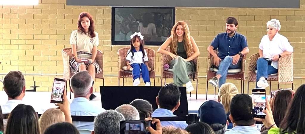 Shakira durante la inauguración del megacolegio en El Bosque, acompañada del Alcalde Jaime Pumarejo