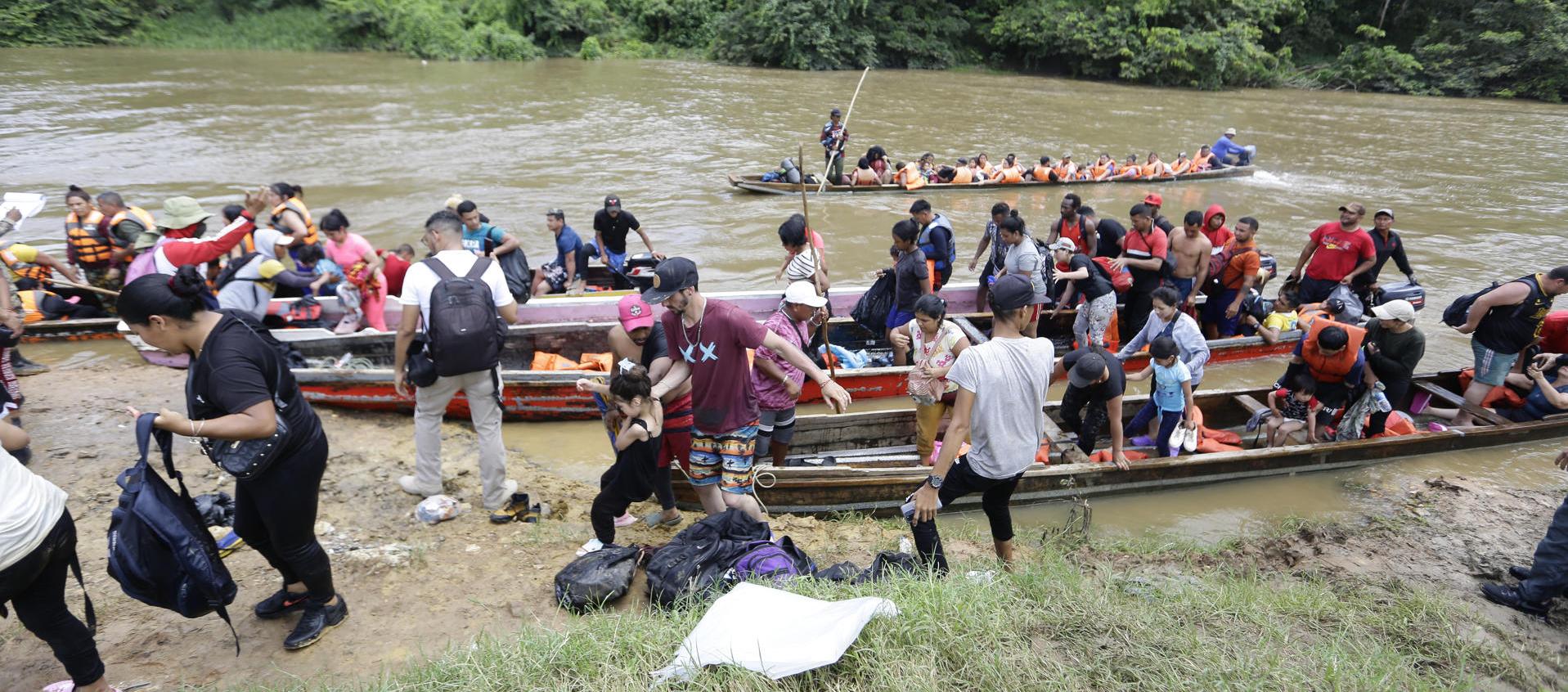 Migrantes son transportados en canoas en el sector de Lajas Blancas en el Darién