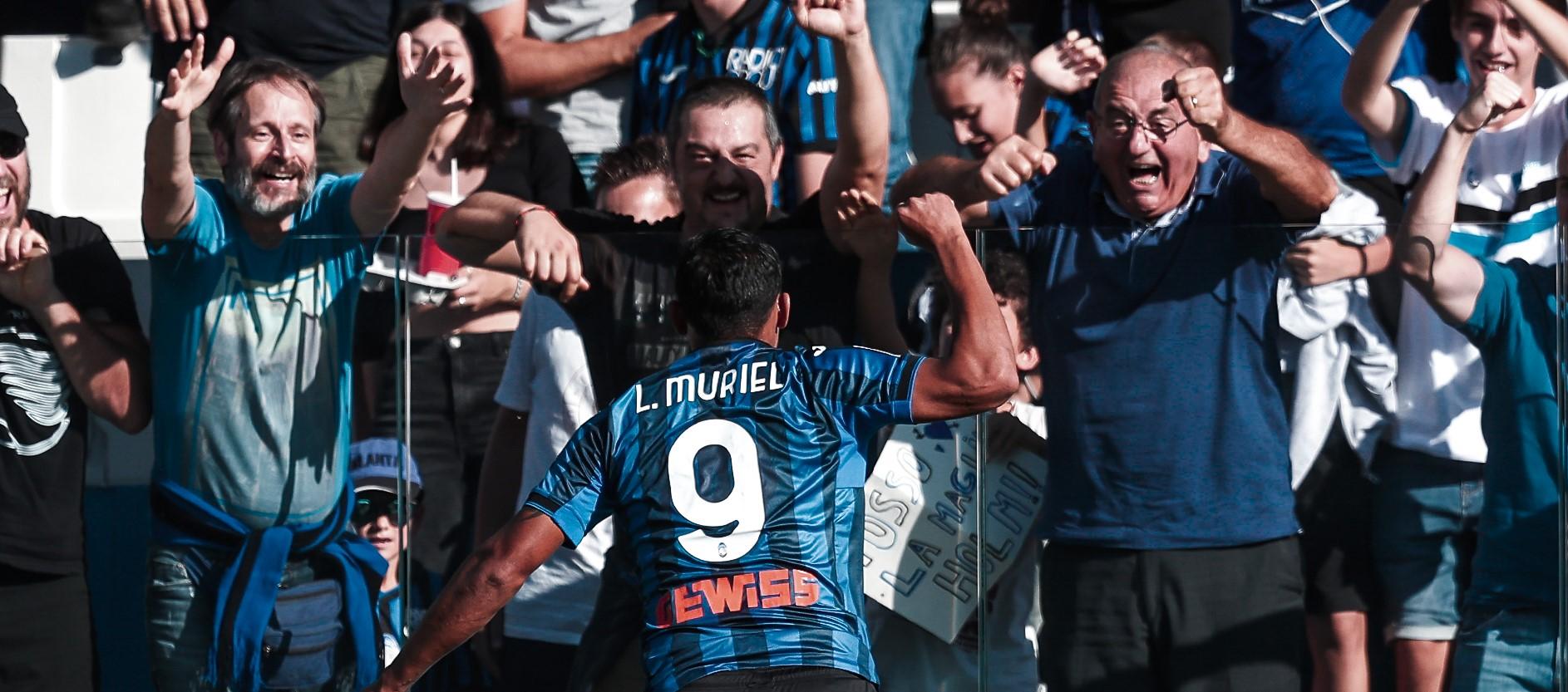 Luis Fernando Muriel festeja con la hinchada el segundo gol de su equipo. 
