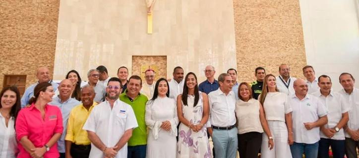 Los candidatos a la Gobernación del Cesar y la Alcaldía de Valledupar luego de firmar el pacto ético en la Catedral Ecce Homo