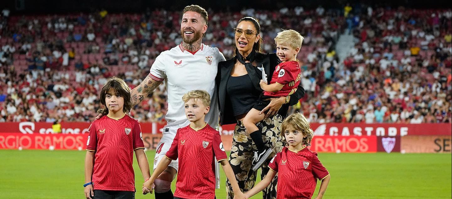 Sergio Ramos con Pilar Rubio y sus hijos el día de su presentación con el Sevilla. 