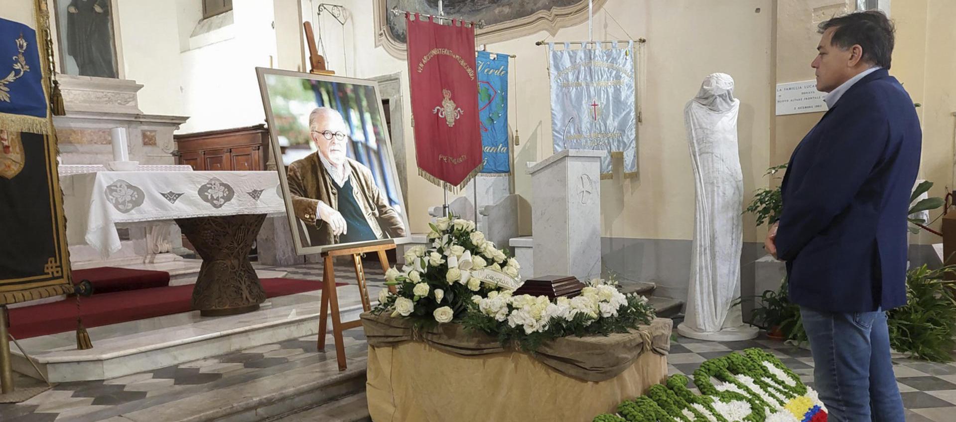 El alcalde de Pietrasanta, Alberto Stefano Giovannetti, despide las cenizas del artista Fernando Botero.