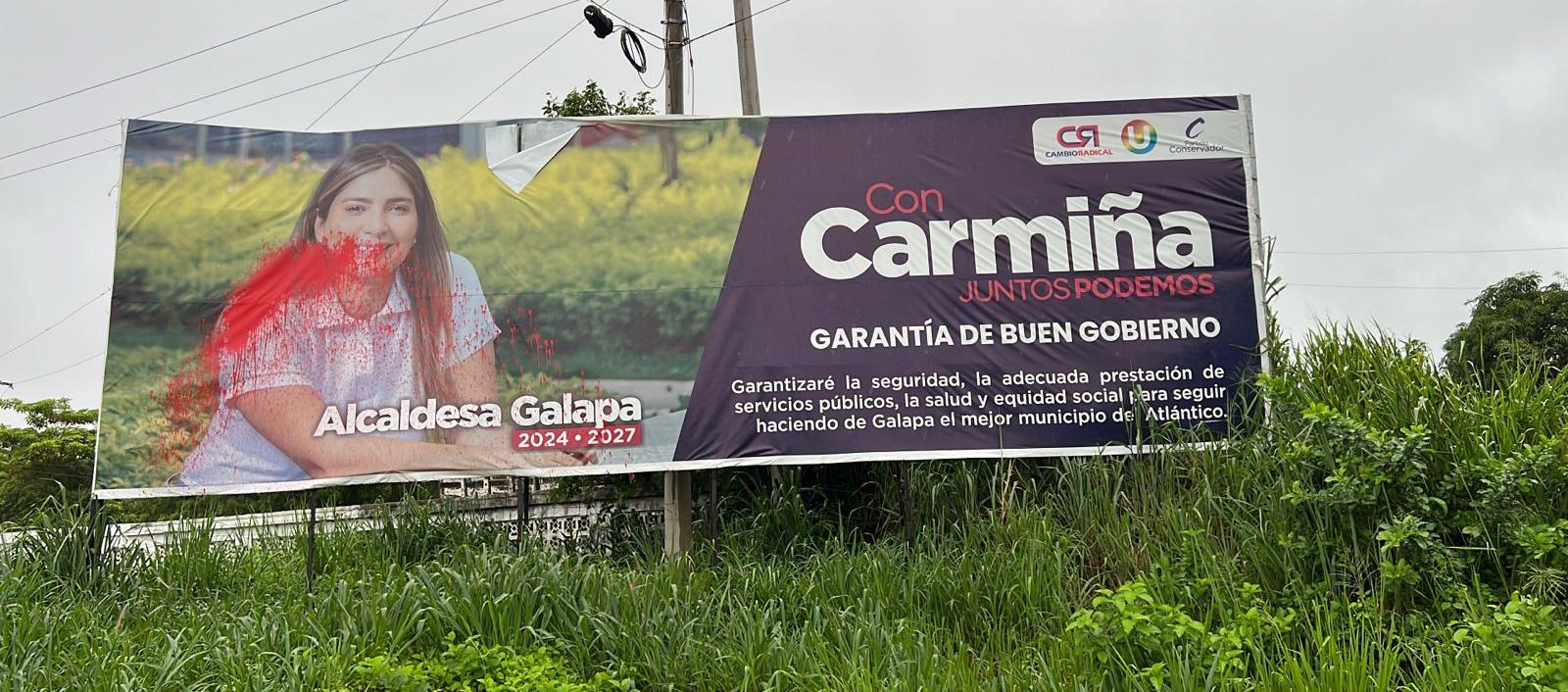 Valla vandaliza de Carmiña Navarro.