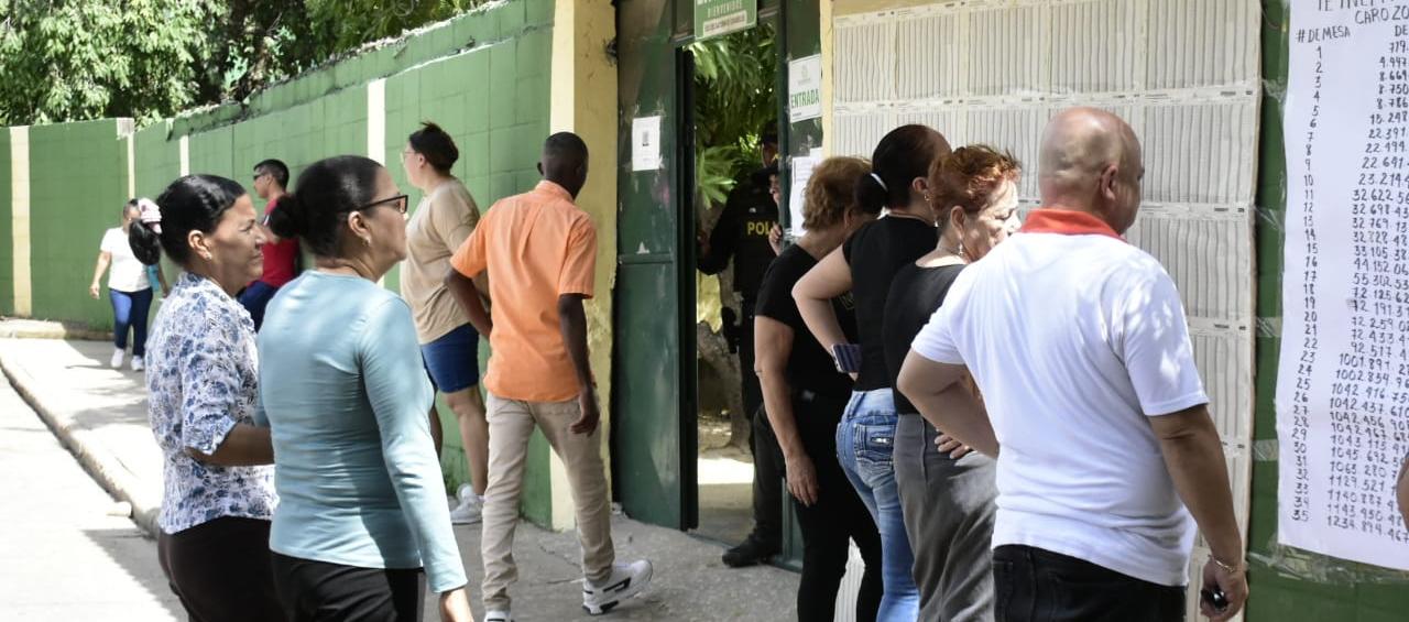 Personas ingresando al colegio Inem para votar.