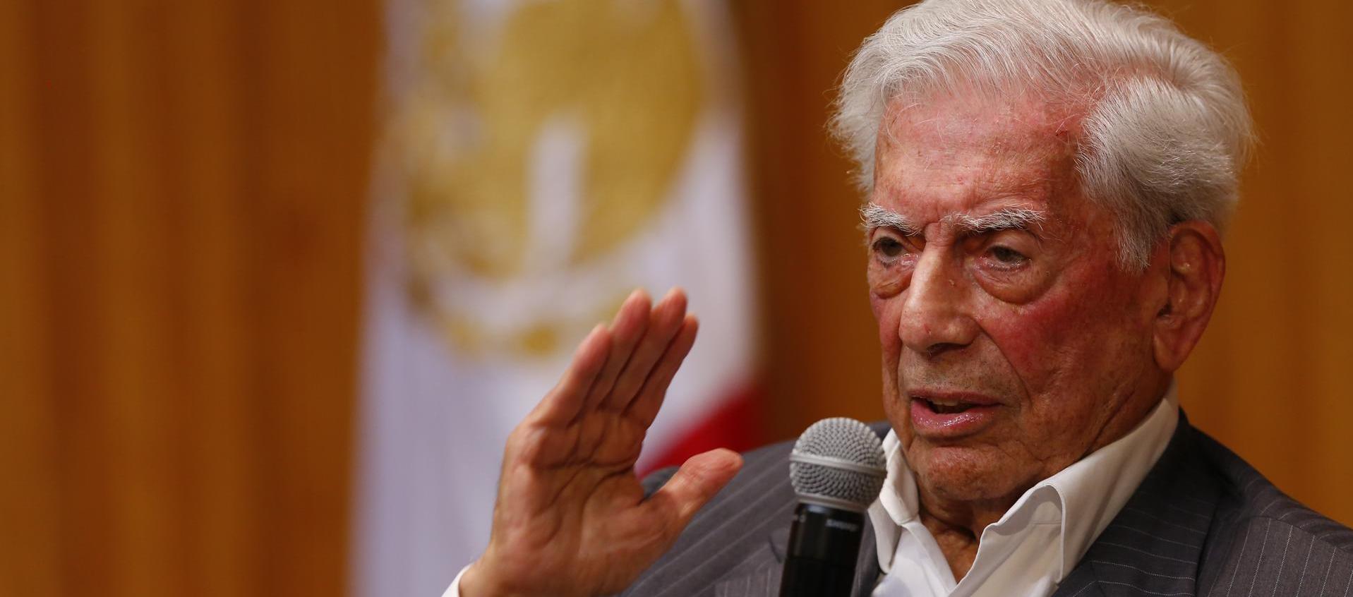 Mario Vargas Llosa en una conferencia de prensa en México.