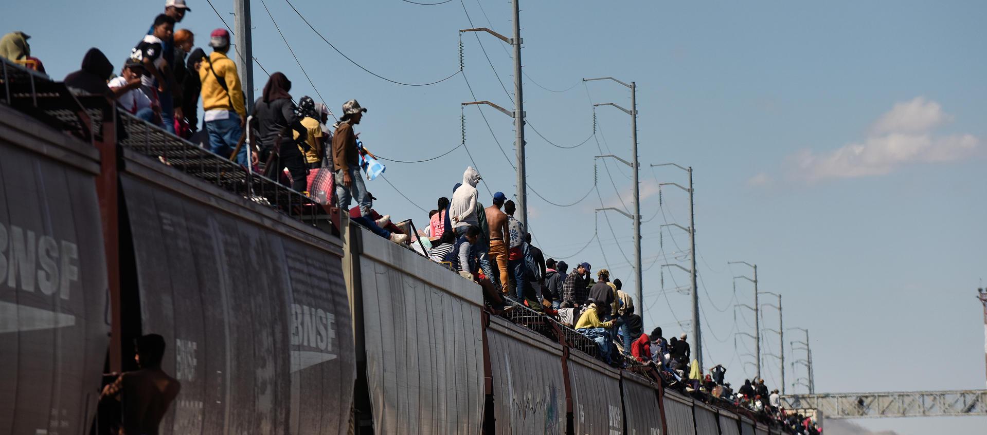 Un grupo de migrantes viajan sobre el tren conocido como "La Bestia" hoy, en Ciudad Juárez, Chihuahua (México). 