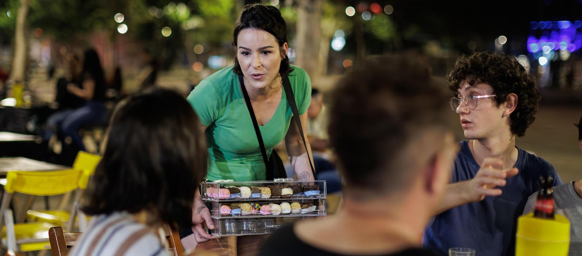 Una mujer trabaja vendiendo dulces en la ciudad de Sao Paulo, Brasil.
