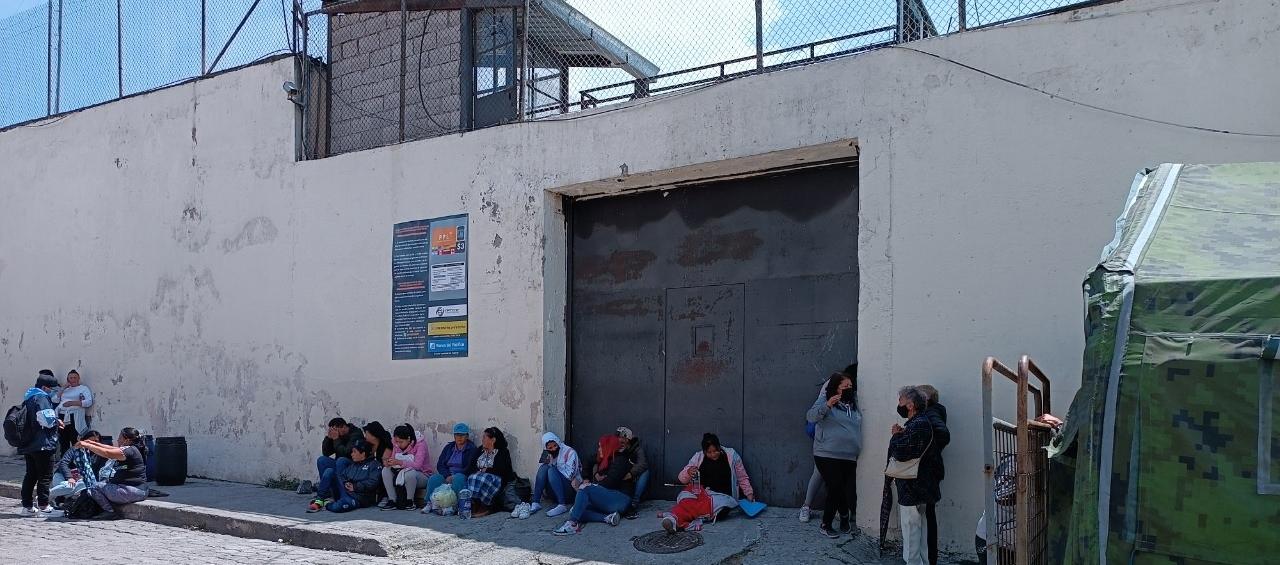 Familiares de internos aguardan en las afueras de la cárcel El Inca de Quito