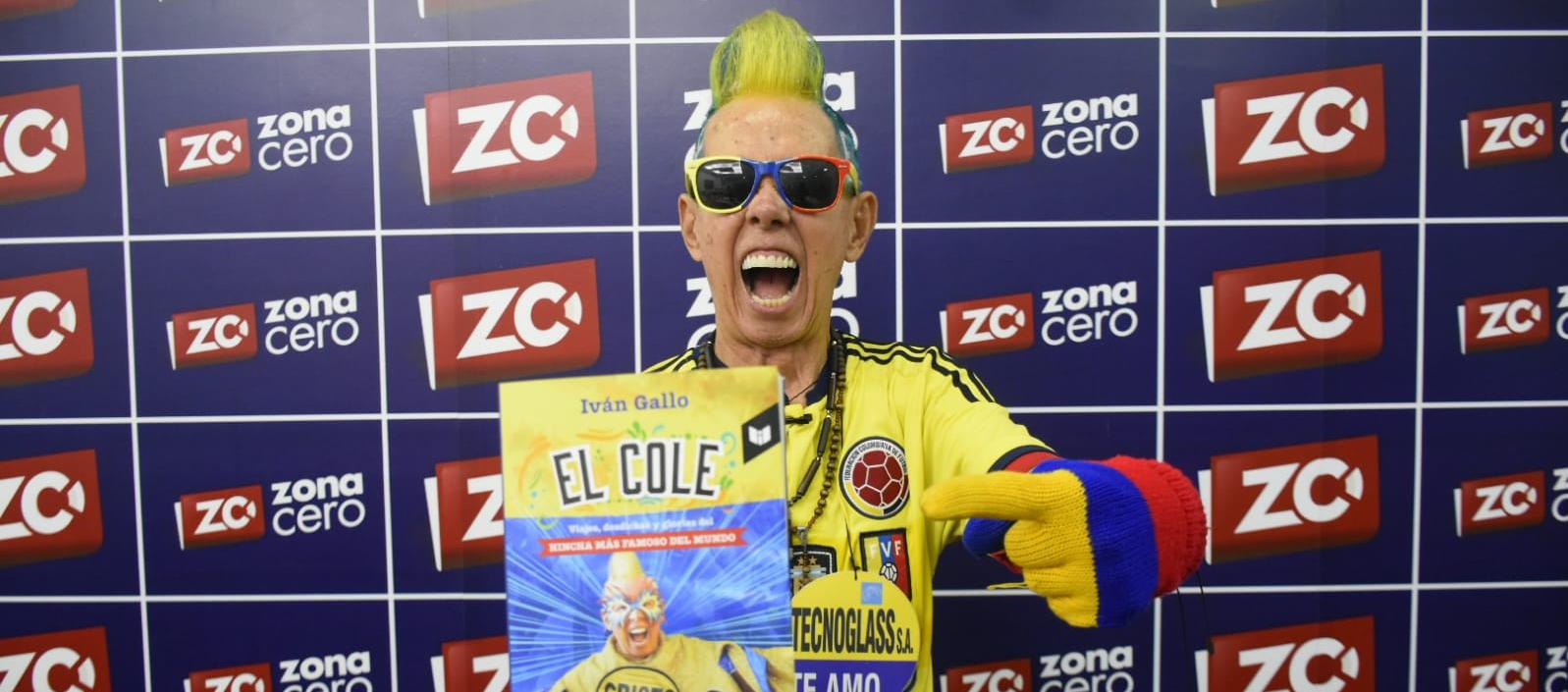 'El Cole', con el libro que recoge todas sus vivencias como hincha de la Selección Colombia.