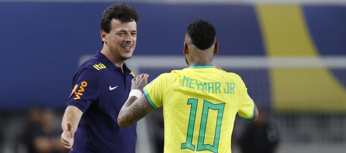 Fernando Diniz, seleccionador de Brasil, con Neymar.  