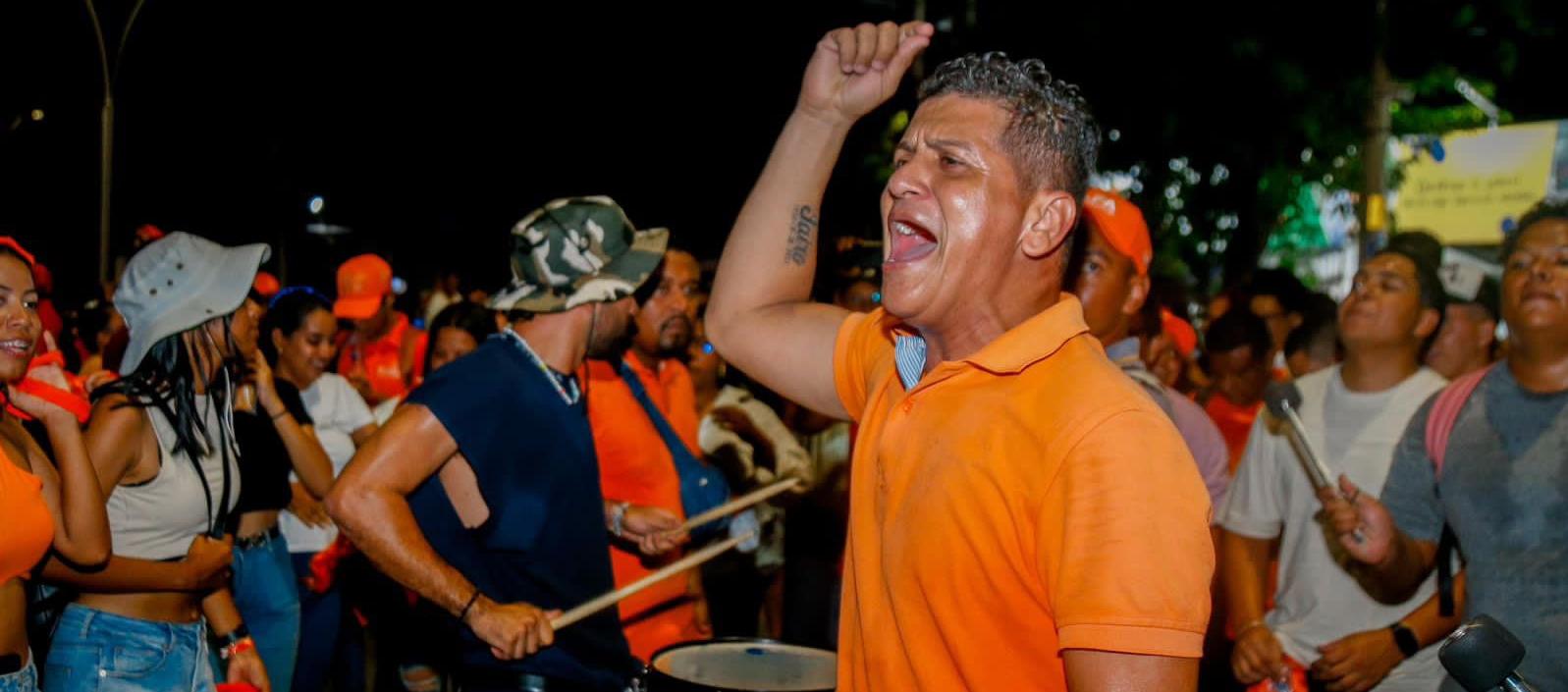 Simpatizantes del partido Fuerza Ciudadana durante la protesta el viernes en la sede de la Registraduría de Santa Marta. 
