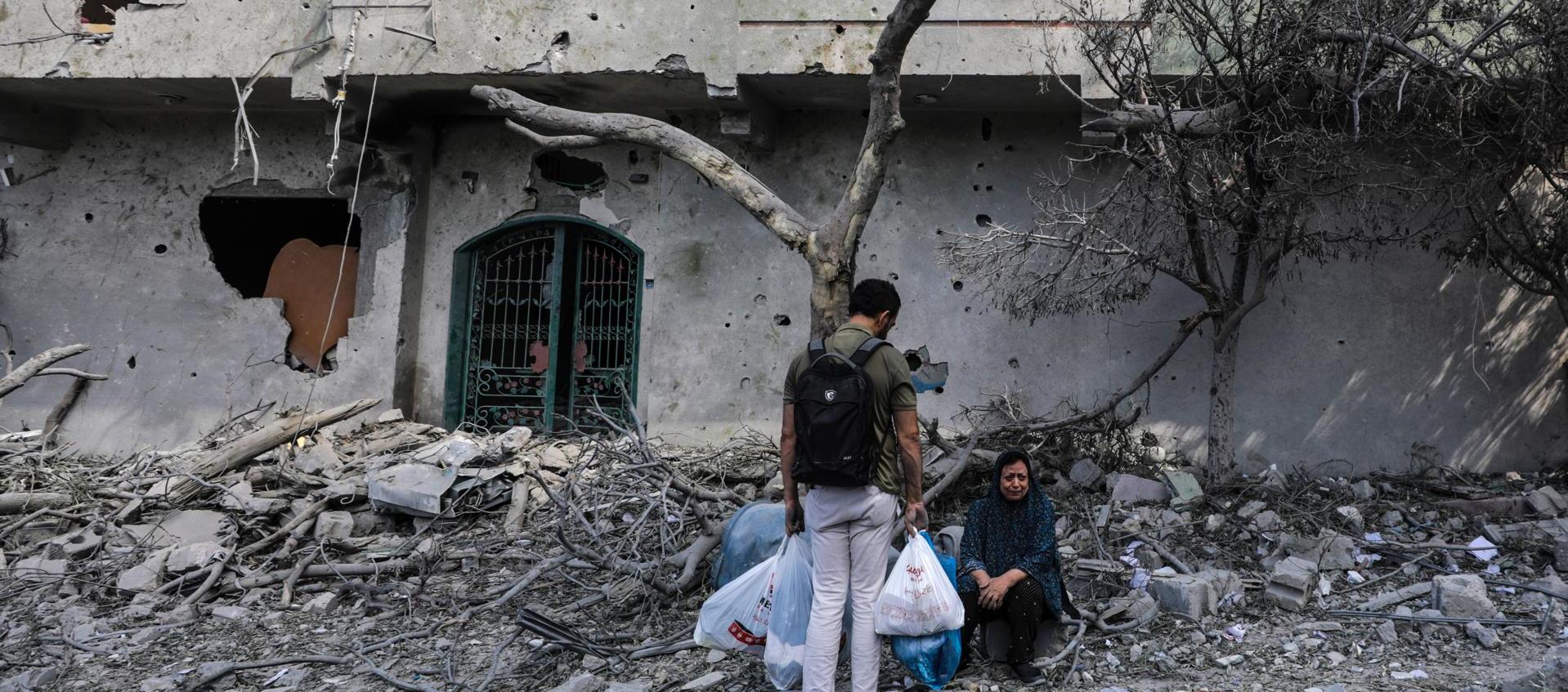 Palestinos en el barrio destruido de Al-Ramal tras un ataque aéreo israelí en la ciudad de Gaza