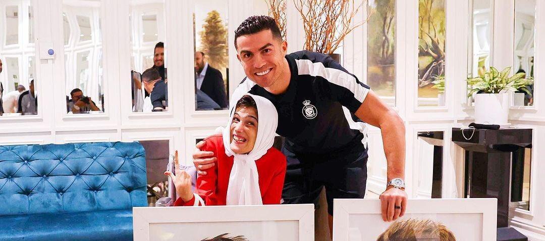Cristiano Ronaldo abrazando a la pintora Fatemeh Hamami.