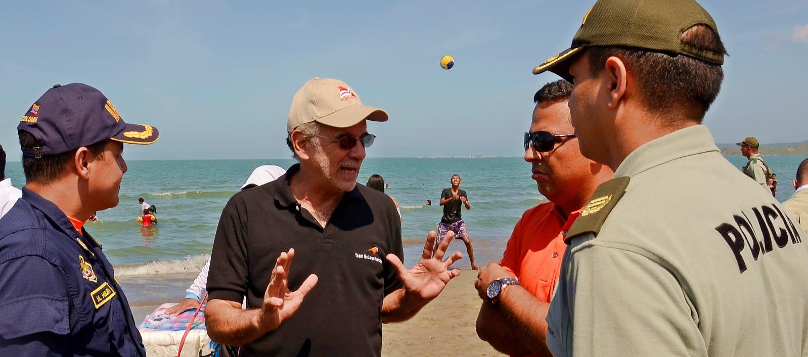El candidato Eduardo Verano durante un recorrido por las playas del Atlántico
