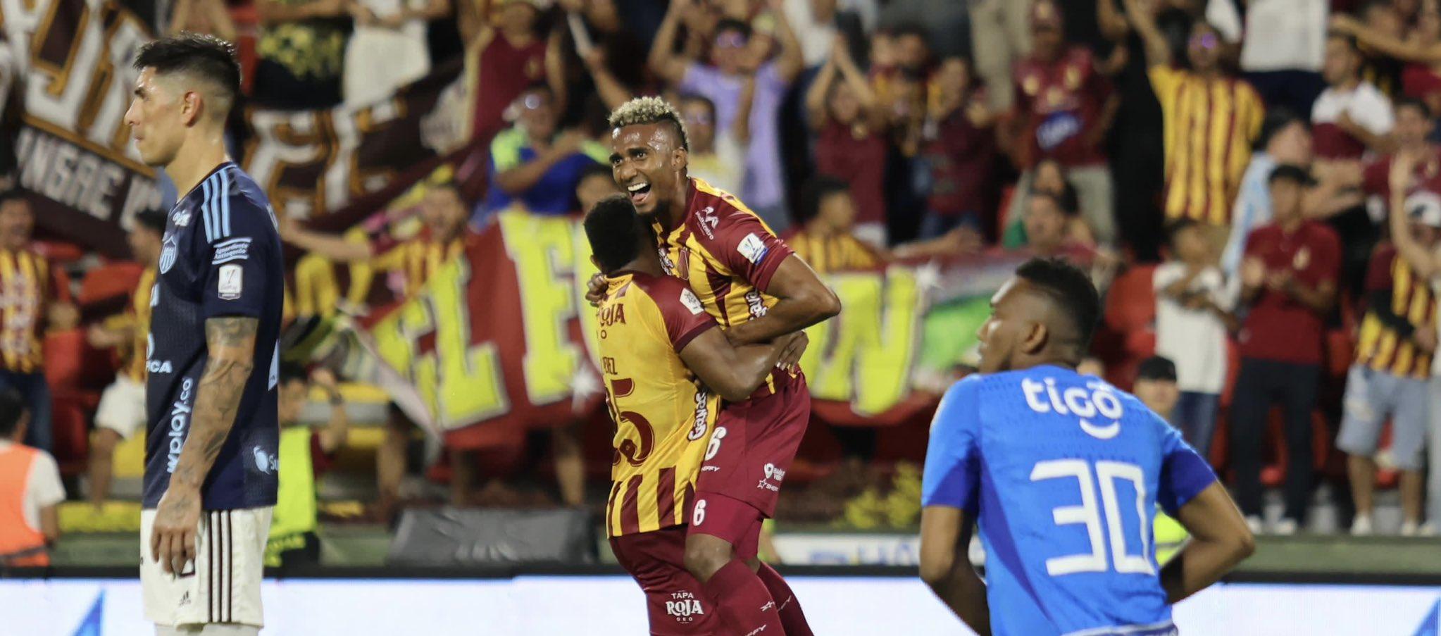Cristian Trujillo celebra el tercer gol del Tolima ante la impotencia de Emmanuel Olivera y Jefersson Martínez.