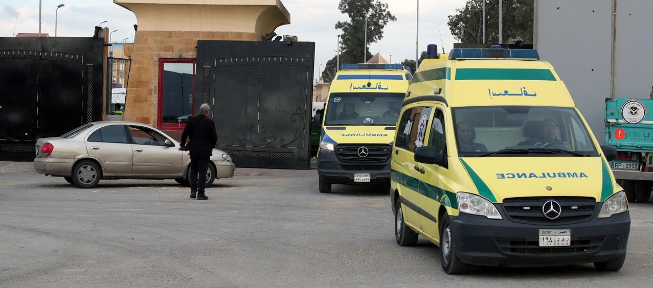 Ambulancias cruzan el paso fronterizo de Rafah entre la Franja de Gaza y Egipto.