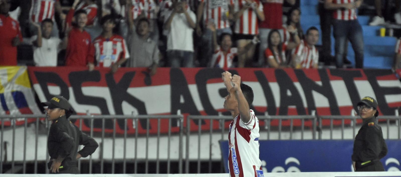 Carlos Bacca celebrando el segundo gol del partido.