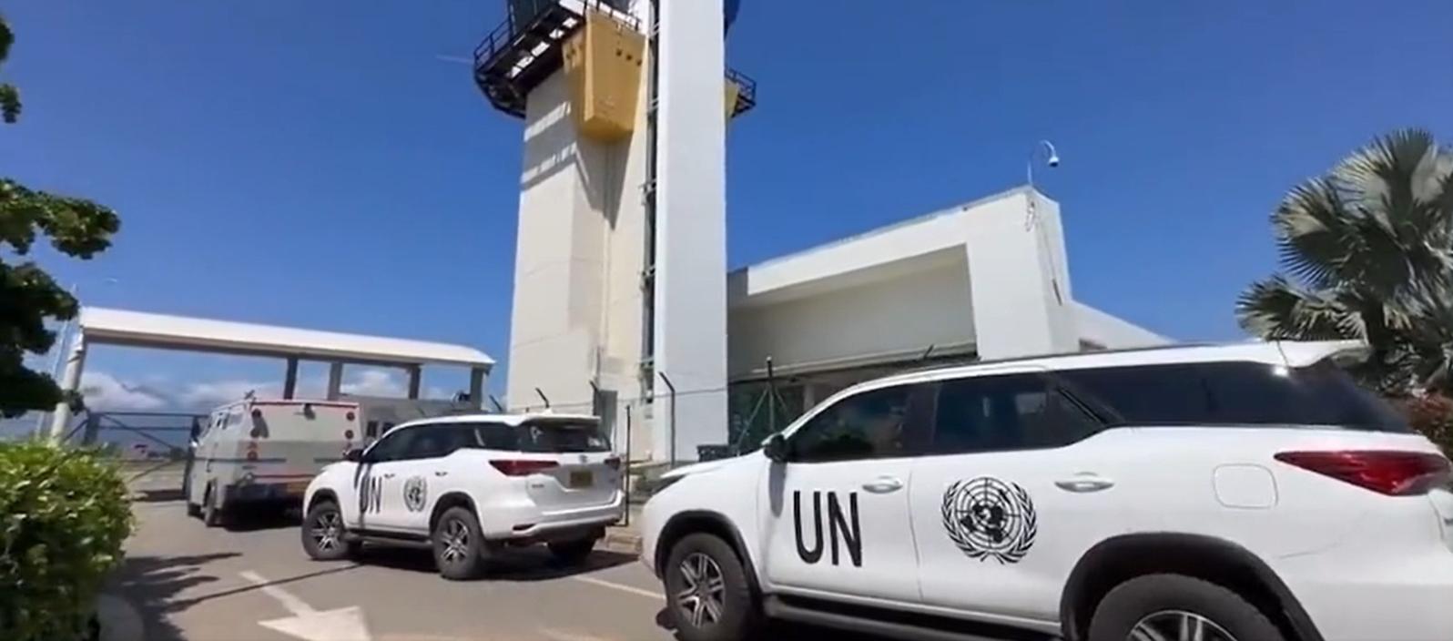 El camión de valores que aparece junto a las dos camionetas de la ONU.
