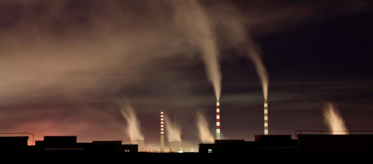 Chimeneas de una planta de energía de carbón emiten humo en una imagen en China.