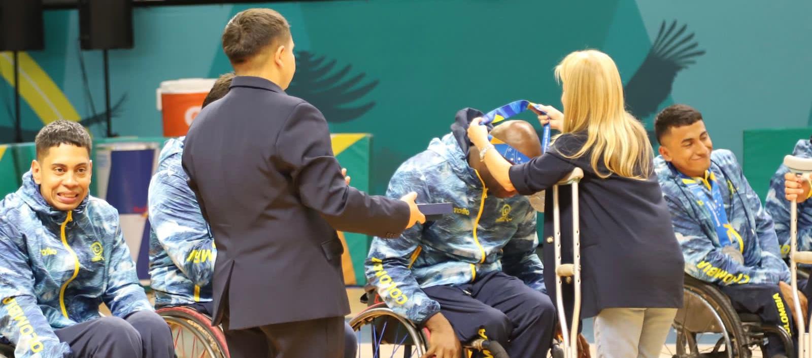 La Gobernadora Elsa Noguera premiando a la selección Colombia de Baloncesto en silla de ruedas.