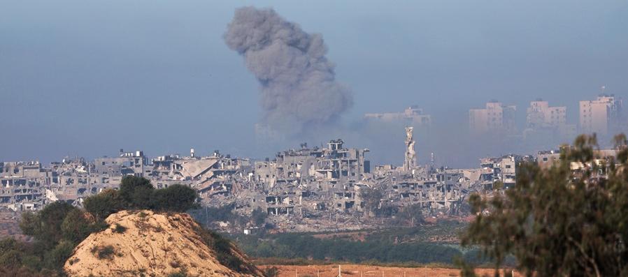 Columnas de humo en la Franja de Gaza después de un bombardeo de Israel