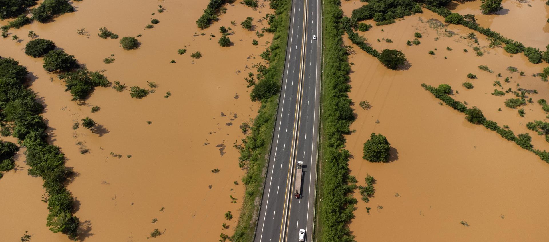 Fotografía aérea de los campos y la carretera Circunvalación de Santo Domingo, afectados por las intensas lluvias.