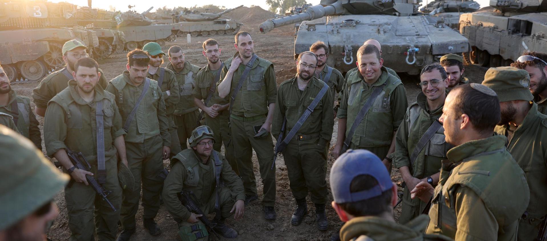 Soldados israelíes en una sesión informativa durante el alto al fuego temporal.