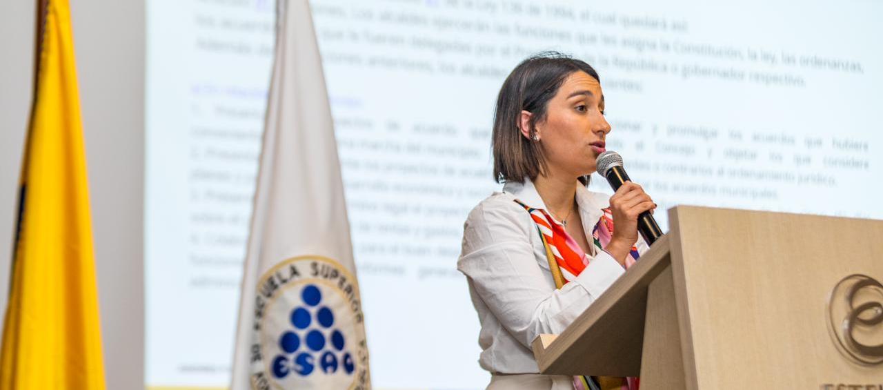 Laura Sarabia en la cumbre con alcaldes electos