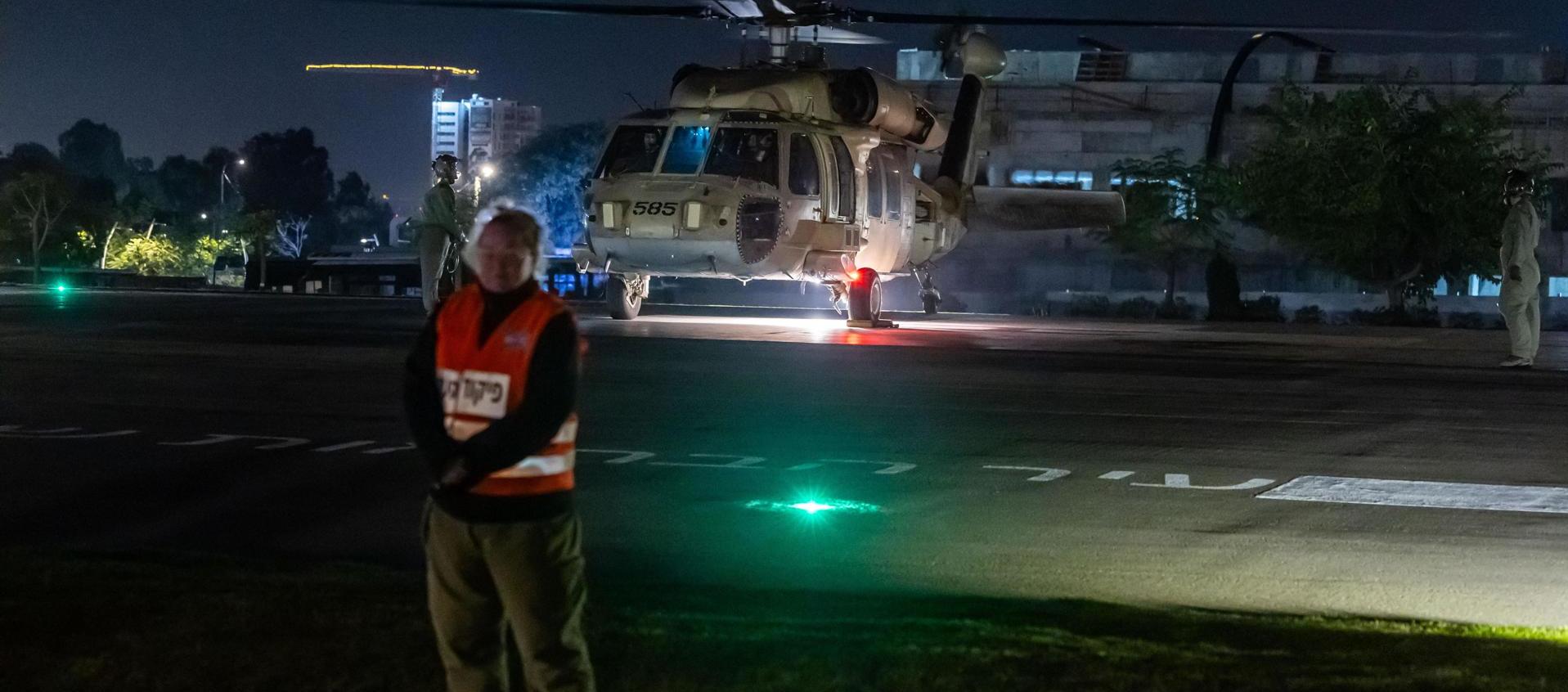  Un helicóptero del Ejército israelí que transportó a rehenes israelíes liberados por el grupo islamista Hamás.