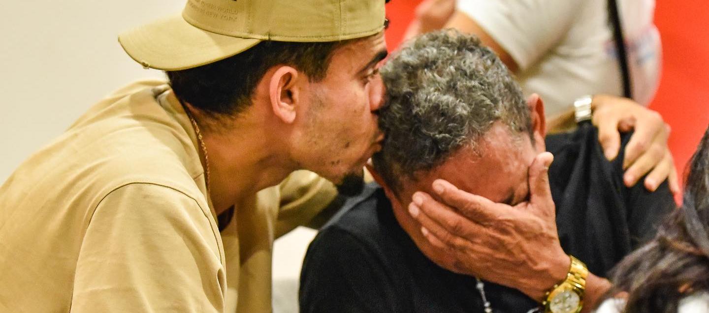 Luis Díaz en un emotivo encuentro con su padre, Luis Manuel Díaz.