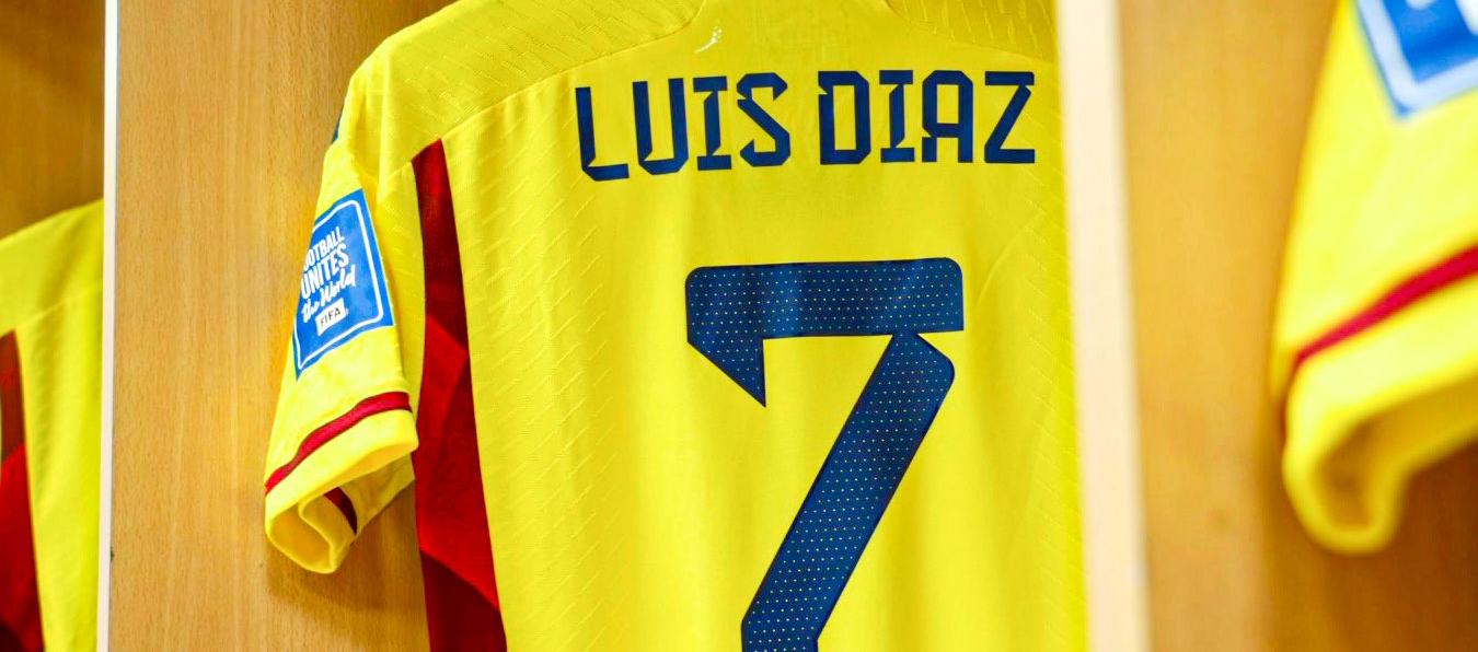 Camiseta de Luis Díaz en el camerino de la selección Colombia.