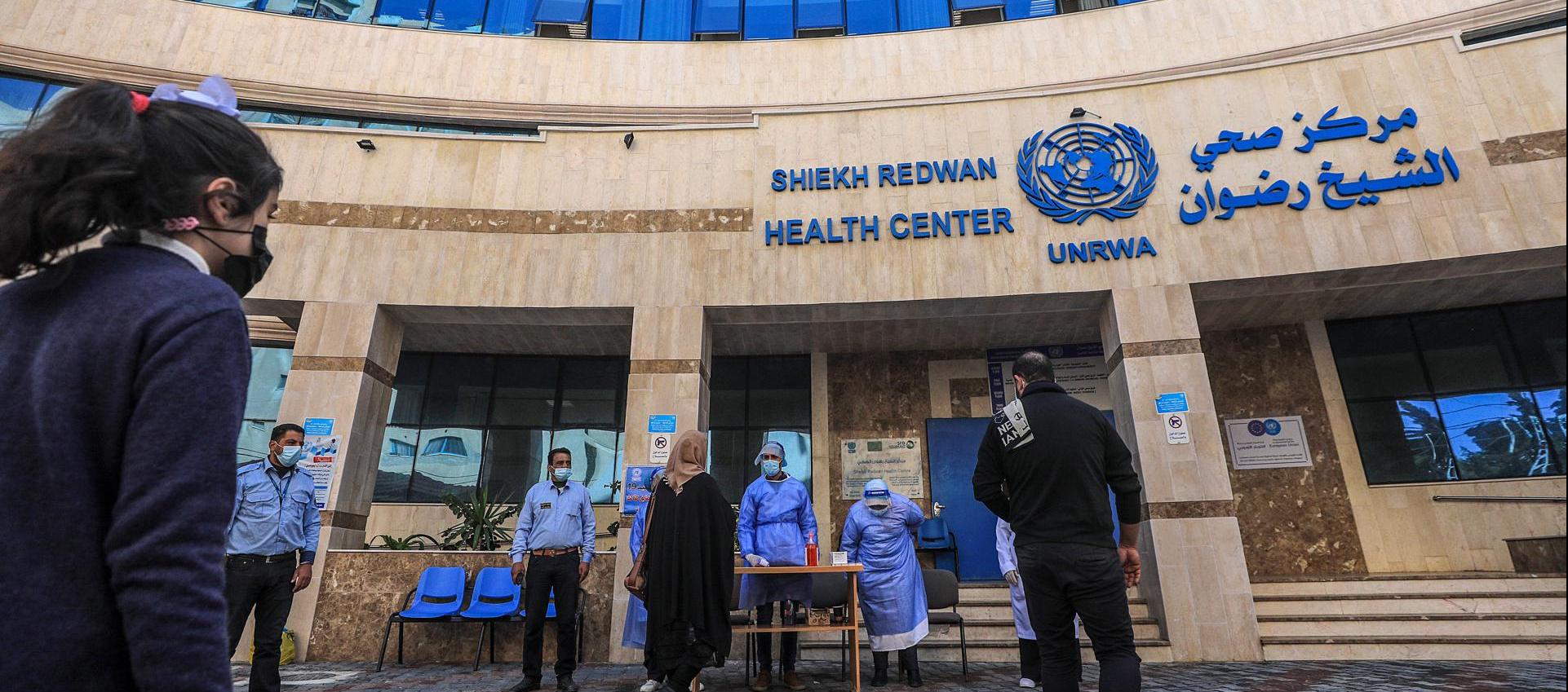 Fachada de un hospital gestionado por la Agencia de la ONU para los Refugiados Palestinos en Gaza.
