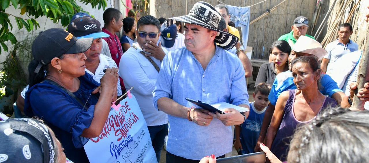 El director de la UNGRD, Olmedo López, dialoga con damnificados por inundaciones en La Mojana