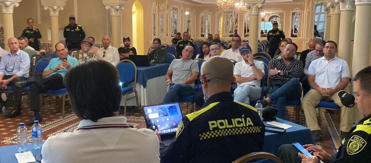Reunión de la Policía con los comerciantes y líderes del norte, en el Hotel El Prado. 