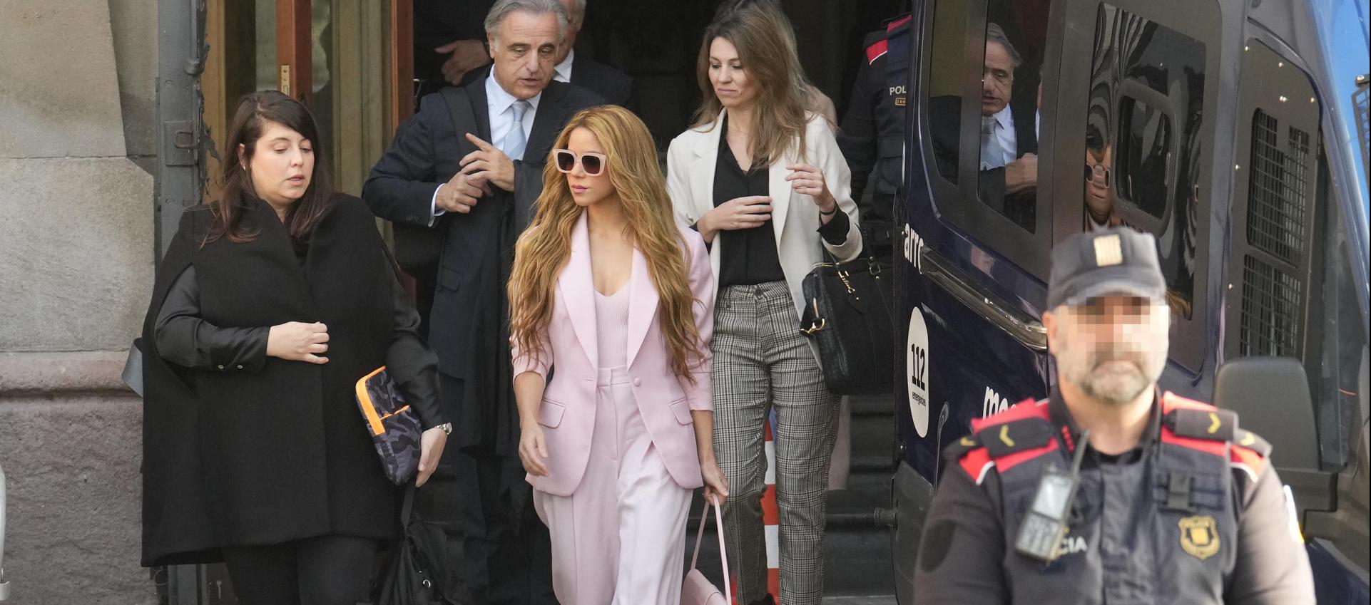 Shakira a su salida de la Audiencia de Barcelona tras aceptar el pago de una multa millonaria.