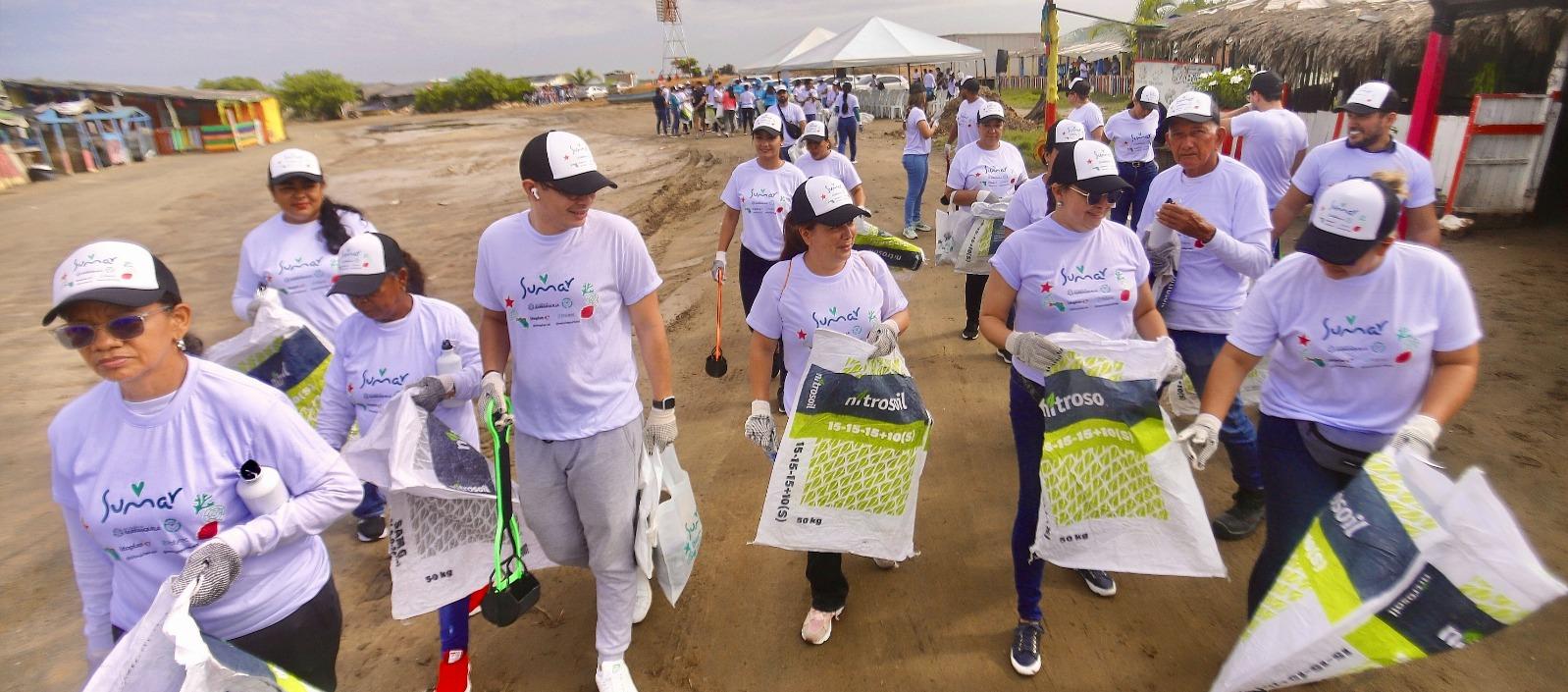 Voluntarios en limpieza en playa de Puerto Mocho.
